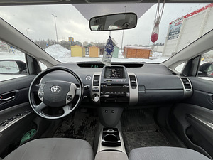 Toyota Prius (7 foto / 9)