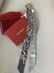 Ferragamo siidist kaelaside/ sall (3 foto / 3)
