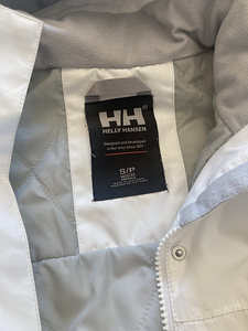 Helly Hansen parka S, которую можно носить даже с небольшими недостатками! (3 фото из 4)