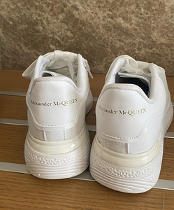 Alged tossud Alexander Mcqueen kirjaga. Kunatnahk. (1 foto / 3)
