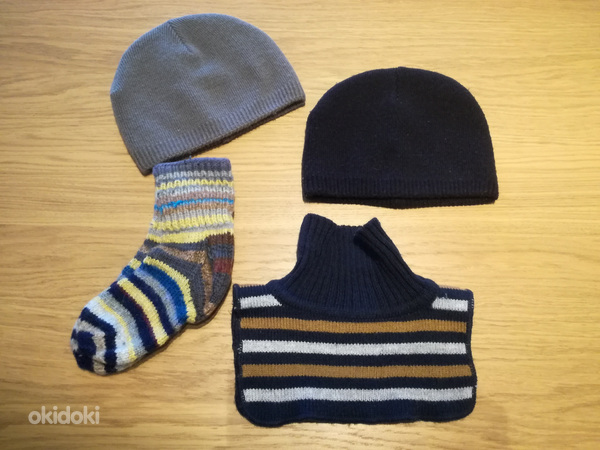 2 шапки 46-47, манишка, носки (фото #1)