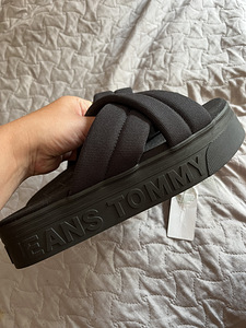 Tommy Hilfiger (2 фото из 2)