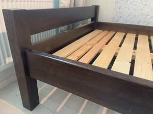 Täismännipuidust voodi 120x200 kaasa Dormeo madrats (2 foto / 2)