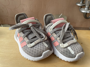 Кроссовки Adidas (2 фото из 2)