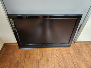 Телевизор LG 32LC42 (32") HD черный