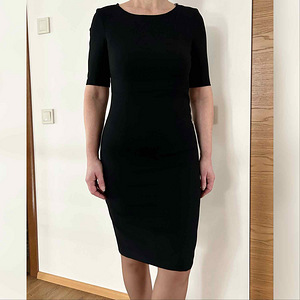 Kvaliteetne must viisakas põlvedeni kehasse kleit, S (1 foto / 2)