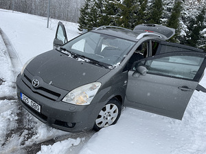 Toyota Corolla Verso (13 foto / 14)