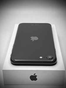 Apple iPhone SE 2020 64GB heas korras. (1 foto / 2)