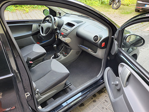 Peugeot 107, must, 1.0l, 50kW (5 foto / 6)