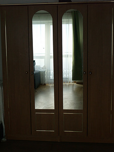 Шкаф для верхней одежды с двумя зеркалами