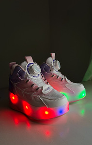 USB-laadimisega LED-välklamp kahe rattaga kõndimisjalatsid (1 foto / 3)