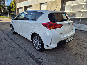 TOYOTA AURIS 73 kW / 18 kW/ Bensiin/hübriid/automaat/2015a (4 foto / 9)