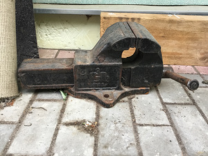 Слесарные тиски (4 фото из 4)