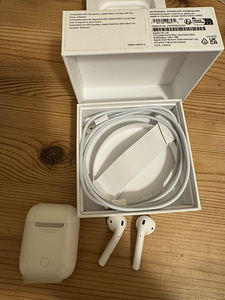 AirPods (3 фото из 3)