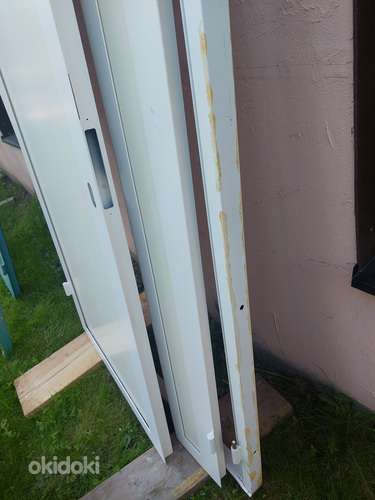 Дверь с белой металлической рамой. Содержание древесины. (фото #4)