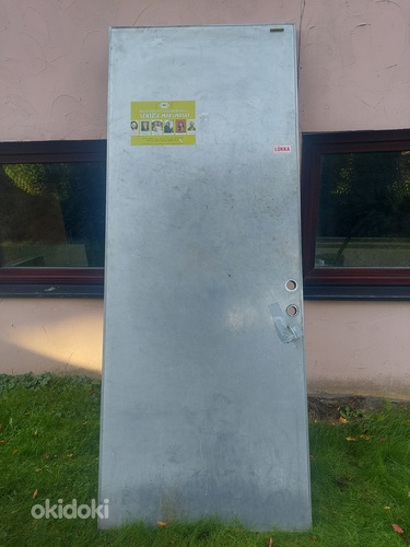 Suur uks. Tsingitud metall.