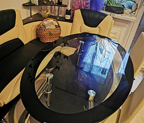 Черный стеклянный стол для кухни