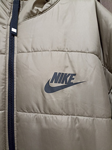 Nike poolmantel naistele suurus m (8 foto / 8)