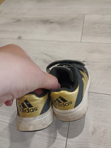 Adidas tossud poisile 22 ja sandaalid 22 hind kõik koos (4 foto / 6)
