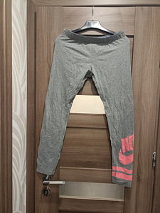 Nike retuusid tüdrukule suurus 146-156 (1 foto / 6)