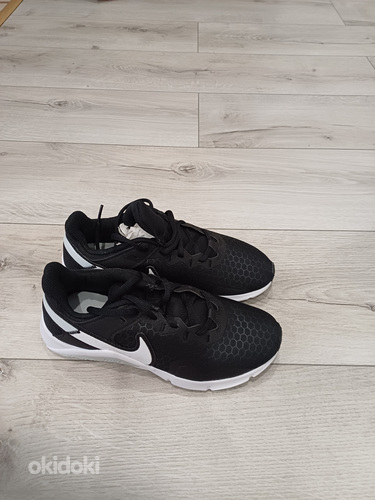 Кроссовки Nike UUED для девочки 36,5 размера (фото #1)