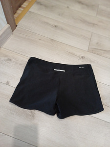 Nike lühikesed püksid naistele suurus L (5 foto / 6)