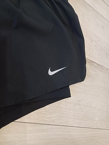 Nike uued lühikesed püksid naistele suurus L (2 foto / 7)