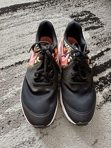 Nike korralikud tossud naistele suurus 38 (6 foto / 8)