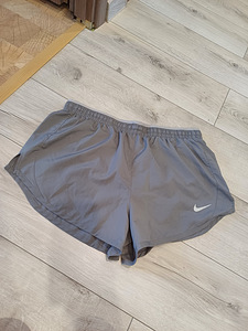 Nike korralikud lühikesed püksid naistele L (1 foto / 6)