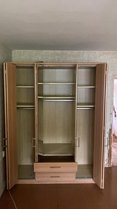 Шкаф с зеркалом (2 фото из 3)