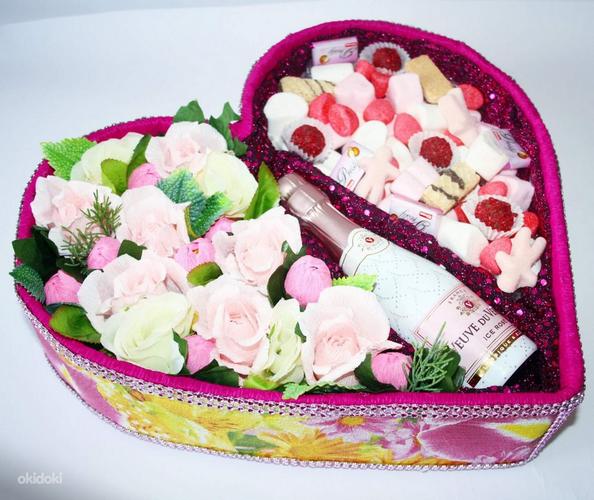 Сьедобное сердце с розами из конфет (фото #2)