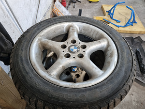 BMW 17" veljed koos Nokian Hakkapelliita 4 rehvidega (1 foto / 8)