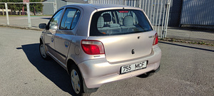 Toyota Yaris (2 foto / 7)