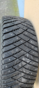 Naastrehvid 205/50/17 Good Year Ultragrip Ice Arctic 7,5-8mm (1 foto / 7)