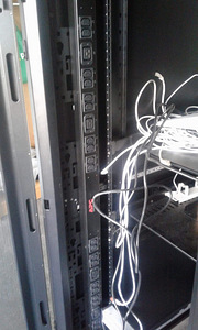 APC NetShelter SX 42U Server Rack Enclosure 600mm x 1070mm w (4 foto / 9)