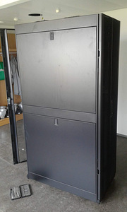 APC NetShelter SX 42U Server Rack Enclosure 600mm x 1070mm w (5 foto / 9)