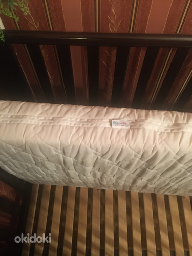 Продается детская кроватка.Матрас входит в цену.Чистый. (фото #4)