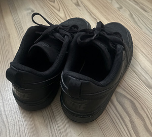 Кроссовки NIKE (2 фото из 3)