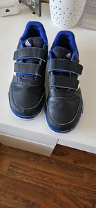 Кроссовки Adidas (1 фото из 3)