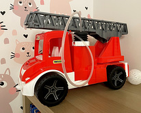 Детская игрушка в виде красной пожарной машины