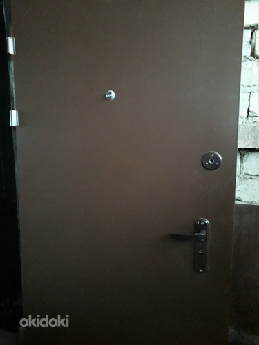 Железная входная дверь, c двумя хорошими замками, глазком (фото #1)