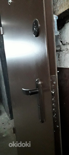 Железная входная дверь, c двумя хорошими замками, глазком (фото #2)