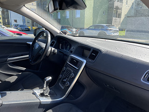 VOLVO V60 T3 2.0 112KW 110000 km 2015 (2 foto / 13)