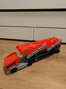 Hot Wheels автотрейлер (1 фото из 3)