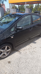 Toyota Prius (2 foto / 2)