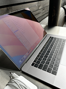 MacBook Pro 15’’ 2018 i7 16GB 500GB SSD aku 6-8h touchbar (3 foto / 6)