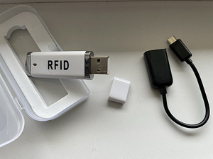 RFID-считыватель и карты (2 фото из 3)
