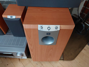 JBL колонки (4 фото из 8)