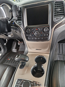 Jeep Grand Cherokee (12 foto / 14)