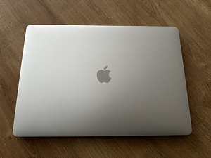 MacBook Pro 16'' / 2.6 GHz Core i7 / 32 GB RAM / 512 GB SSD (4 foto / 7)